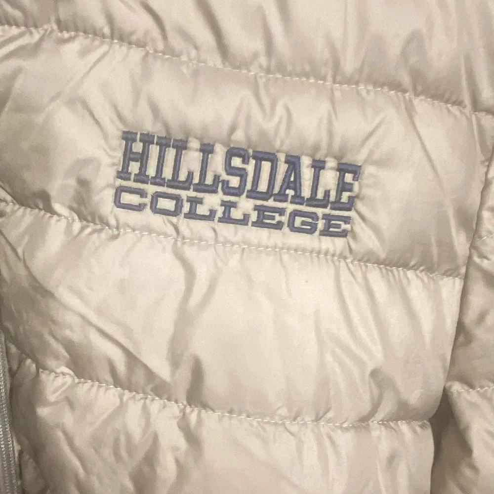 NWOT Hillsdale College Tan Packable Puffer Jacket - Picture 5 of 10